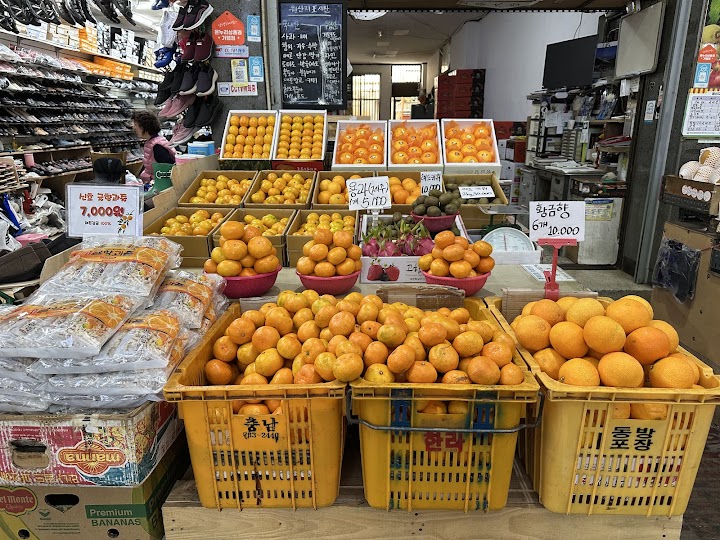 西帰浦毎日オルレ市場では、済州島名産の瑞々しいみかんや甘いお菓子がたくさん並んでいて、見ているだけで旅の疲れが癒やされます。