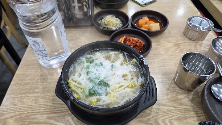 高速ターミナルの地下食堂街で、ショッピングバッグを置いてやっと一息。熱々のコンナムルクッパから立ち上る湯気と香りに、心から癒やされる一人ランチの時間です。