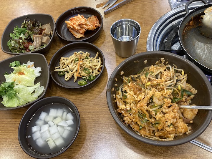 高速ターミナルの地下でいただいた、ツヤツヤの赤いタレが食欲をそそるナッコプセの炒めご飯は、一人でも気軽に楽しめるボリューム感でした。