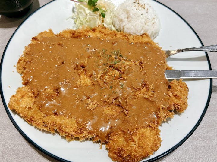 高速ターミナルの地下で出会った、ソースがたっぷりと絡まったボリューム満点のトンカツ。一口食べれば、その濃厚な味わいと食べ応えに、買い物疲れも吹き飛びます。