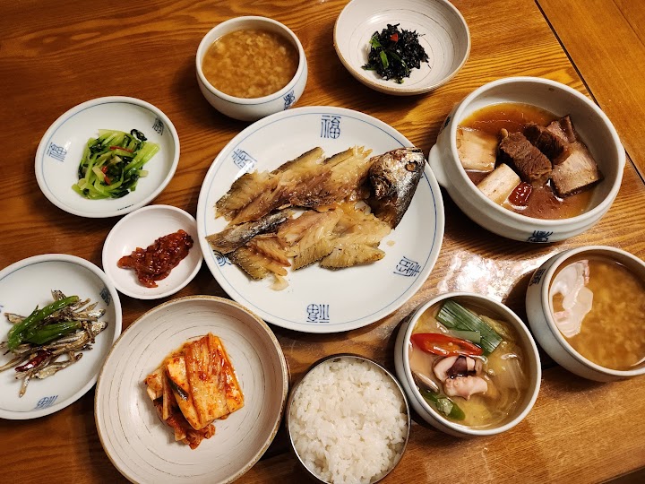 ソウル旅行で見つけた、子供も喜ぶ辛くない料理が並ぶ韓定食の食卓。