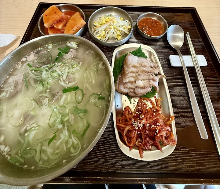 安国駅近くのオンミグァンでいただいた、辛くない優しい味の牛骨スープ定食。ポッサムやナムルも付いていて、散策後の疲れた体に染み渡る美味しさでした。