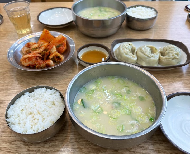 明洞の神仙ソルロンタンで、辛くない優しい味の牛骨スープをいただきました。ご飯を入れて自分好みに味を調整できるので、子連れ旅行でも安心して楽しめます。