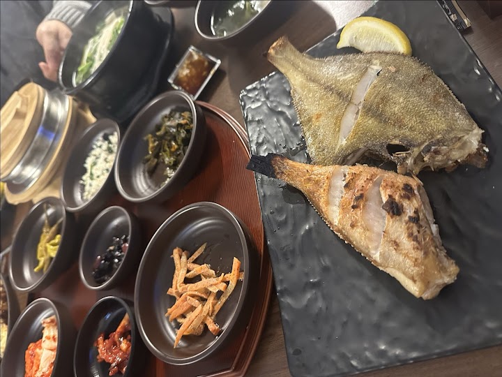 鐘路の寒い夜、ふらりと入ったお店で熱々のスープと焼き魚、たくさんの小皿料理が並ぶ定食を食べて、心も体も芯から温まりました。