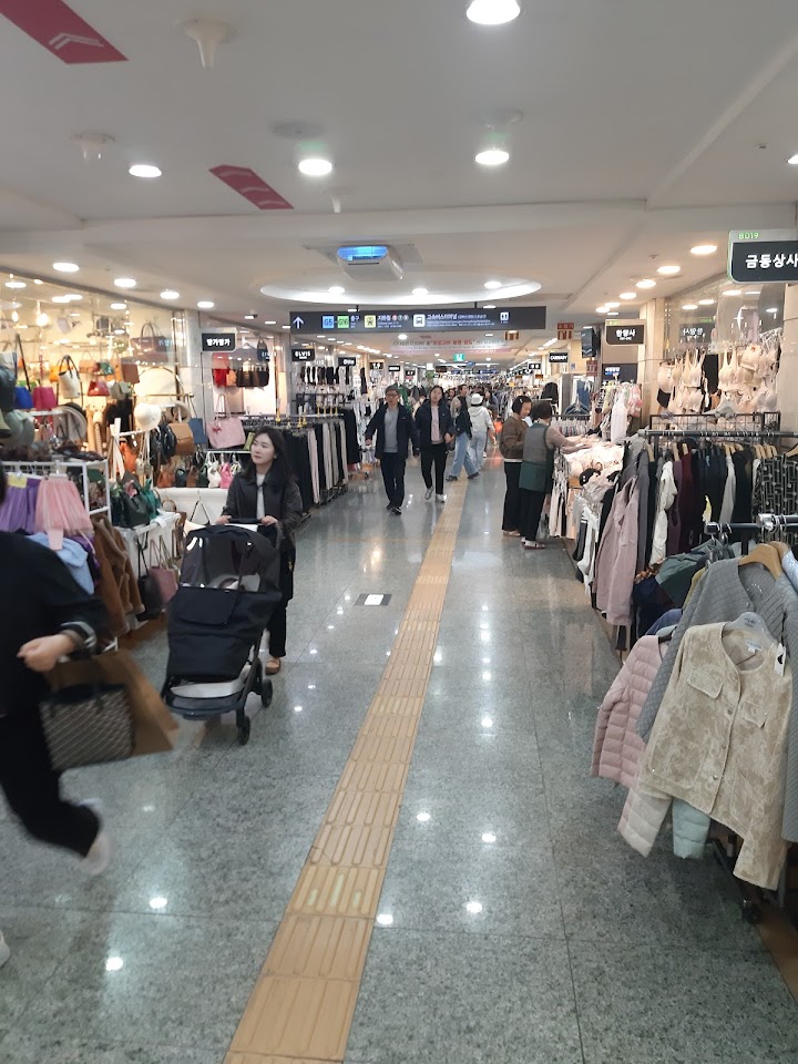 明るい地下街の通路に足を踏み入れると、両脇に並ぶ無数の服と行き交う人々に圧倒されつつも、戦いが始まる予感に胸が高鳴ります。