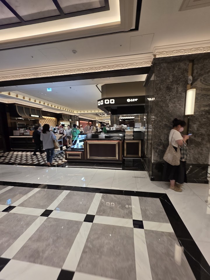 新世界百貨店江南店の洗練されたフロアを歩くと、高速ターミナルの雑多な雰囲気とは違う落ち着きを感じて、買い物の基準がクリアになります。