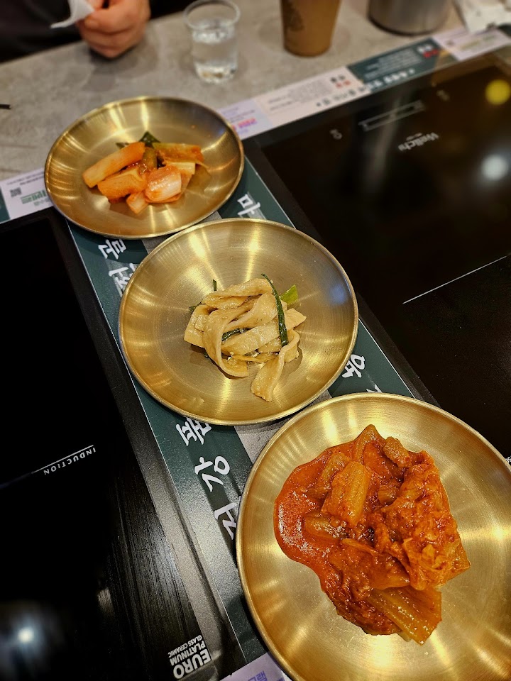 韓国の食堂で出てくる、真鍮の器に盛られた美味しそうなパンチャン(おかず)たち。