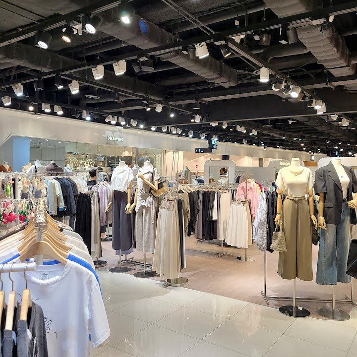 東大門のドゥータモール内にあるアパレルショップには、トレンド感のある服がたくさん並んでいて、見ているだけでワクワクします。