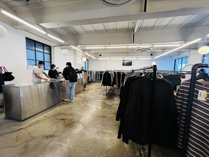 ソウルの聖水にある4XRは、広々とした店内で、人混みを気にせずゆっくりと大きいサイズの服を選べるのが嬉しいですね。