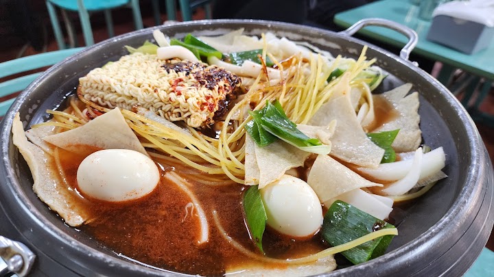 ソウルの屋台で、トッポッキが煮える前にラーメンをすくう瞬間。ソースが絡んで美味しそう!