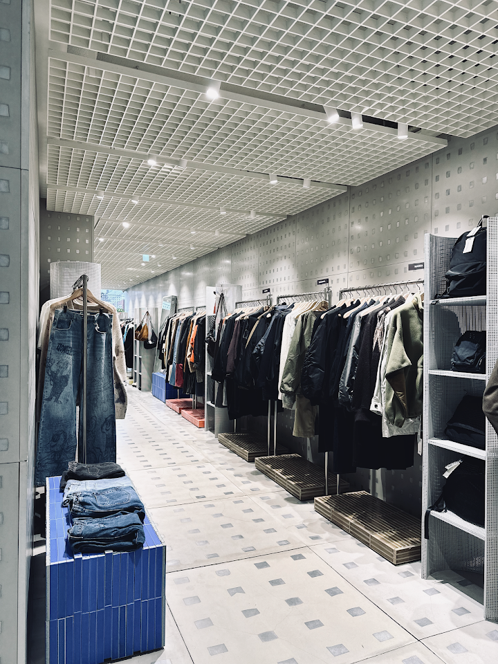 聖水のビーカーは店内が広々としていて、ディスプレイも見やすいので、今のソウルのトレンドが自然と頭に入ってくる感じが心地よいです。