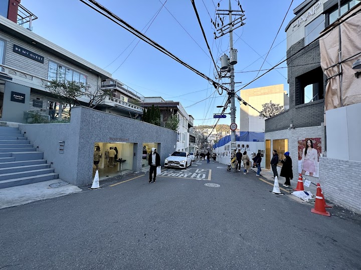 漢南洞の路地を歩いていると、ひときわ賑わっているマルディメクルディの店舗を発見!シンプルだけど存在感のある外観に、思わず足が止まります。