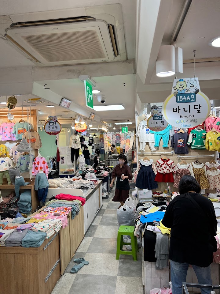 南大門市場のポキ子供服市場の細い通路には、カラフルで可愛い子供服が所狭しと並んでいて、掘り出し物を探すワクワク感が止まりません。