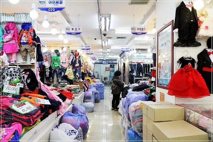 真夜中の南大門市場、子供服売り場には大量の荷物と、静かに作業を続ける人の姿があり、不思議な熱気を感じました。
