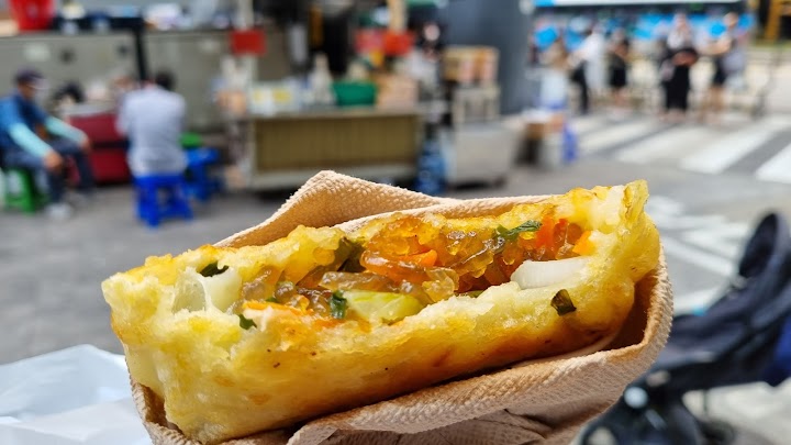 南大門市場の散策中に見つけた野菜ホットク、熱々の中身がたっぷりで、一口食べたら疲れも吹き飛びました。